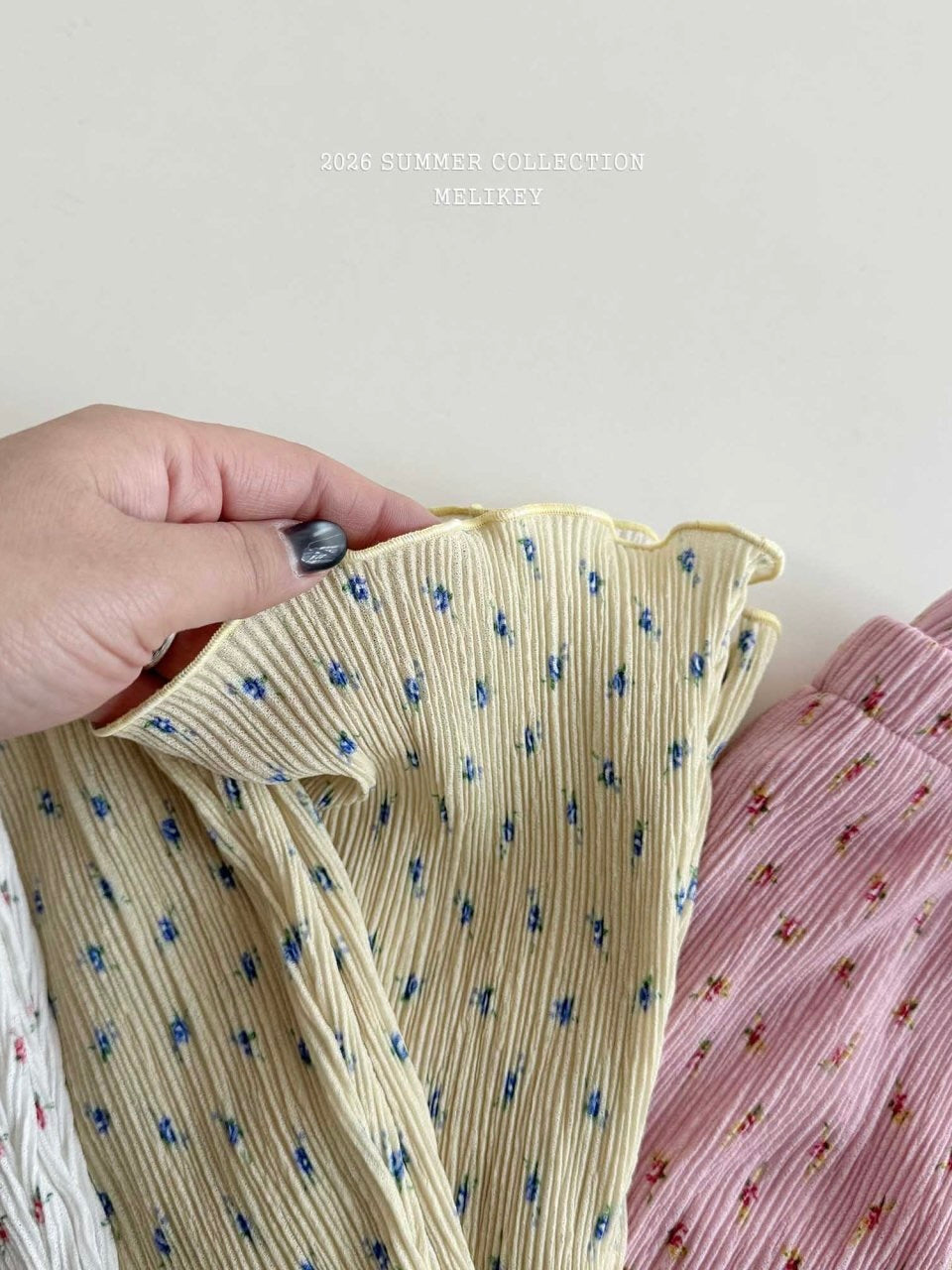 Floral pleated pants