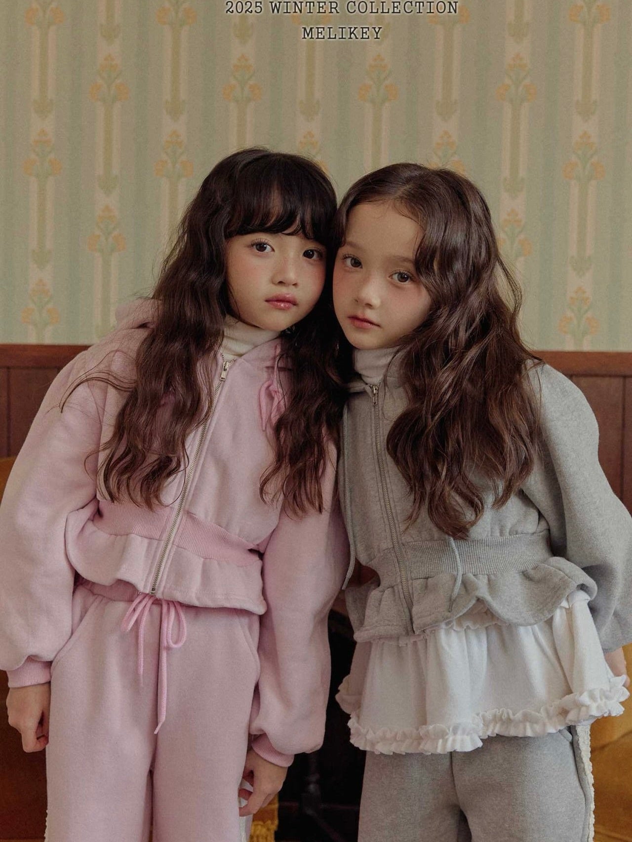 Short frill zip-up hoodie