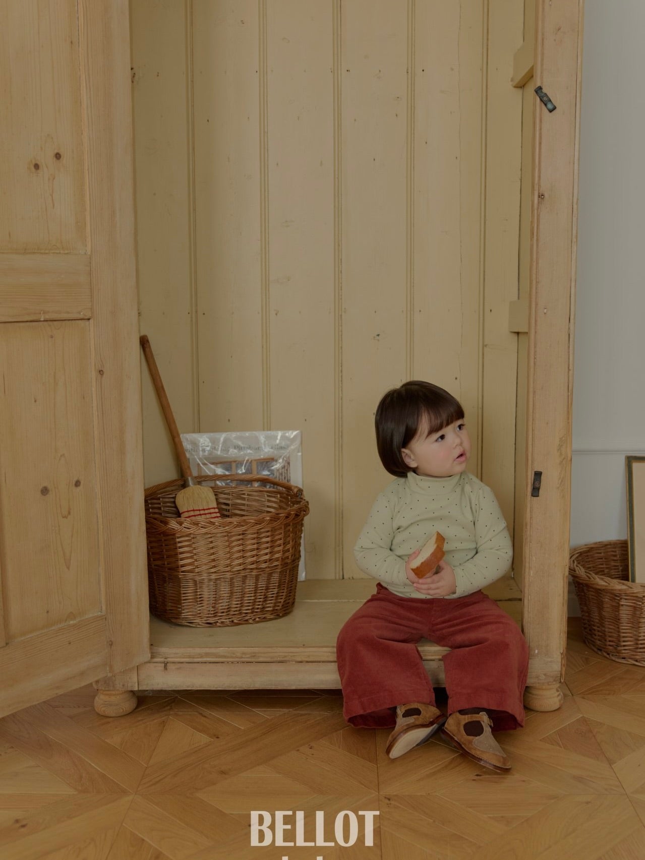 Bebe dot half neck T