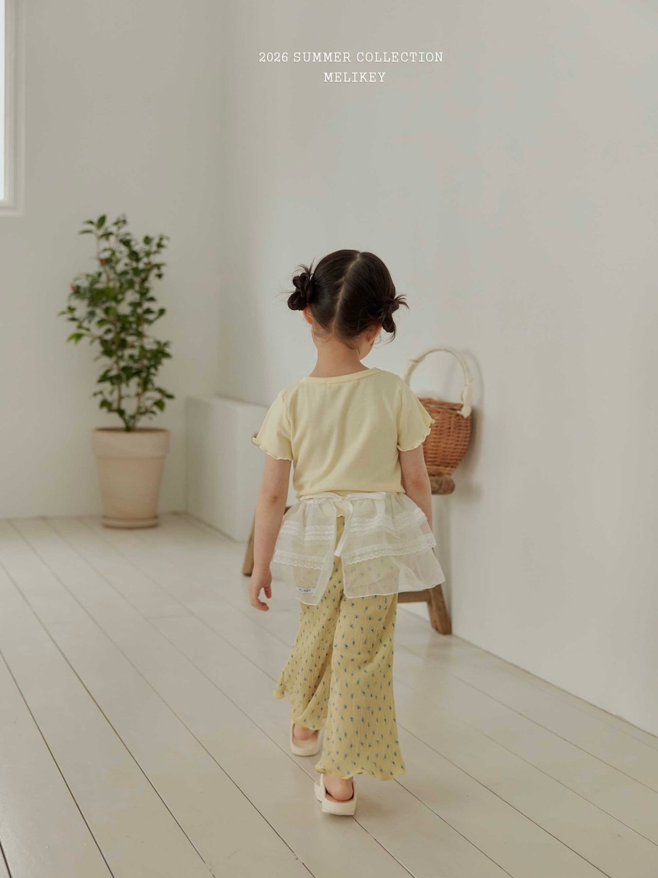 Floral pleated pants