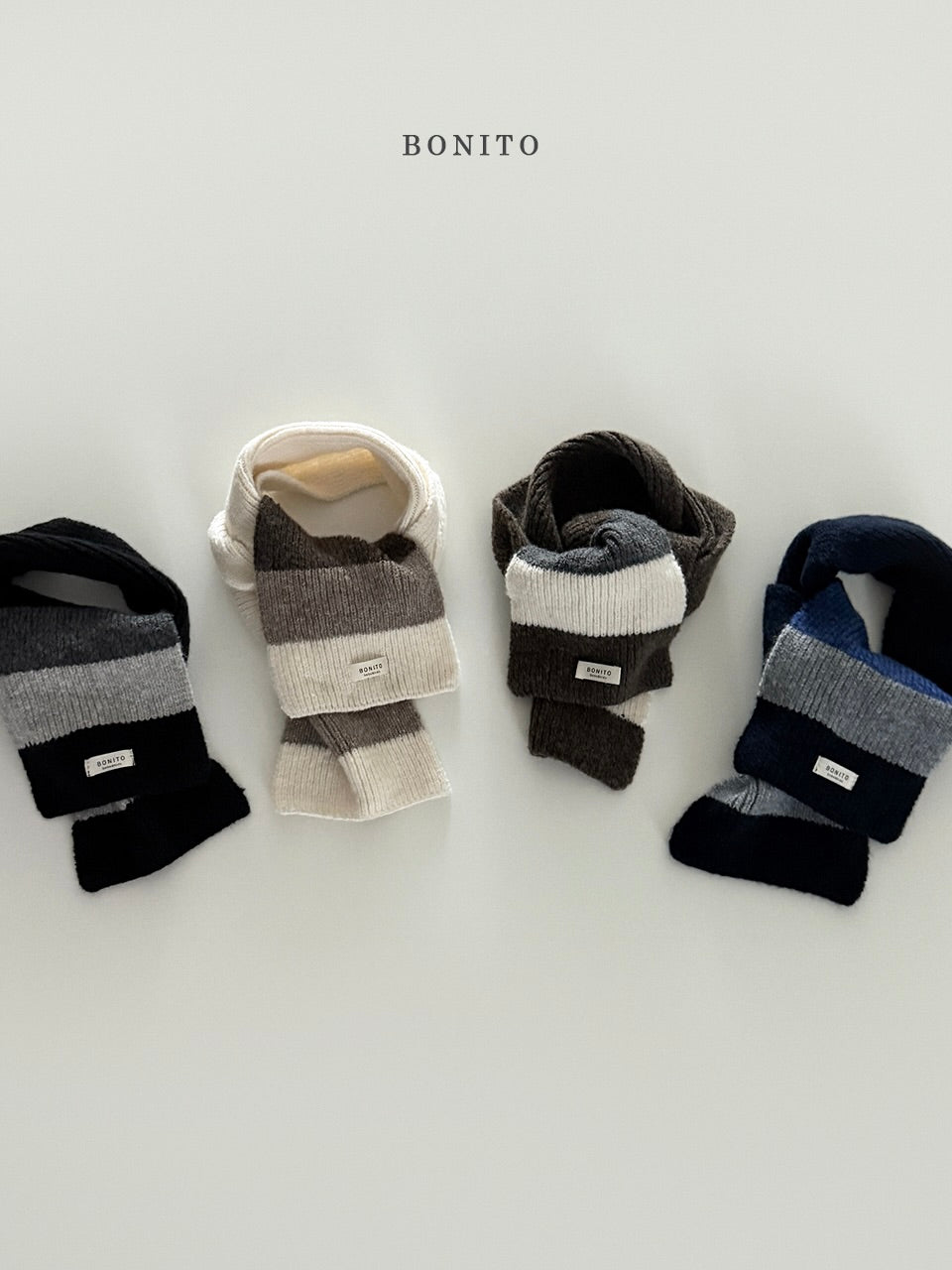 Contrast color knit muffler