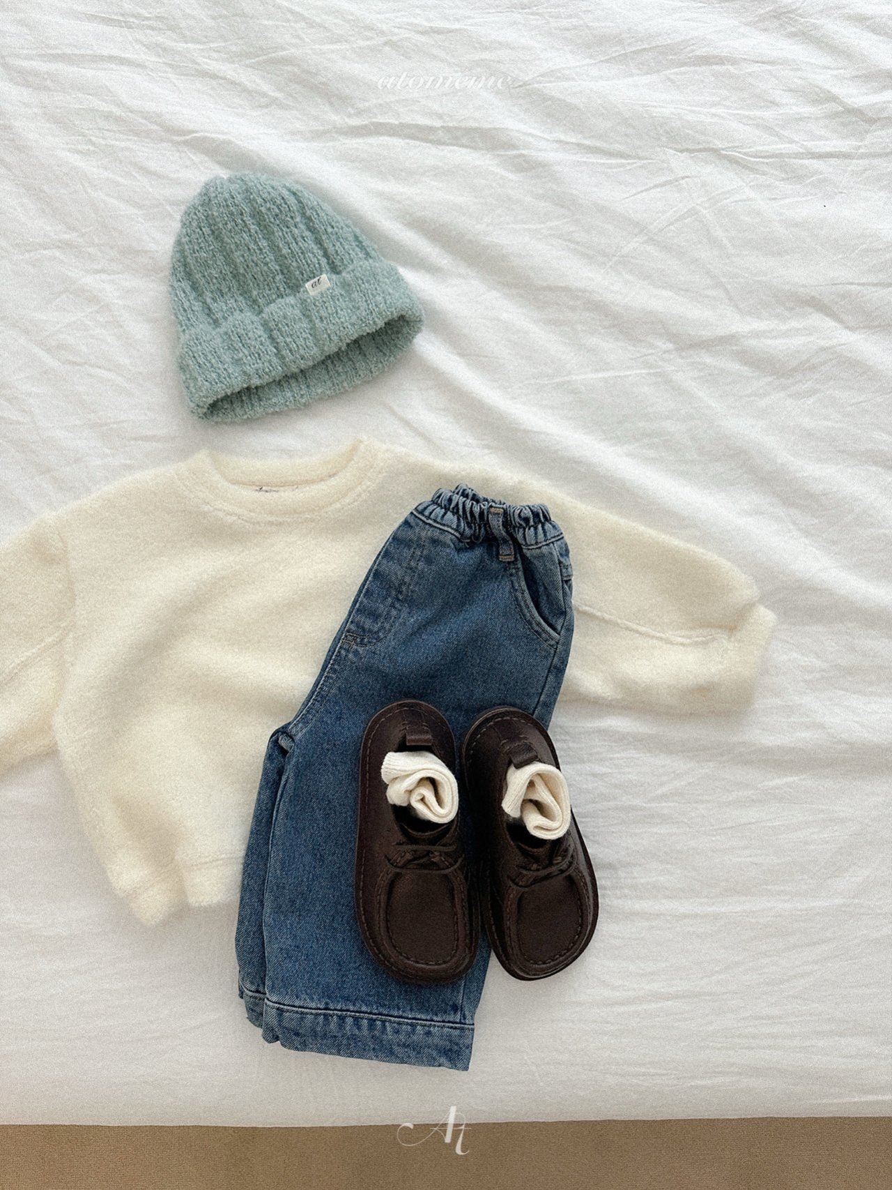 Half-slit denim pants