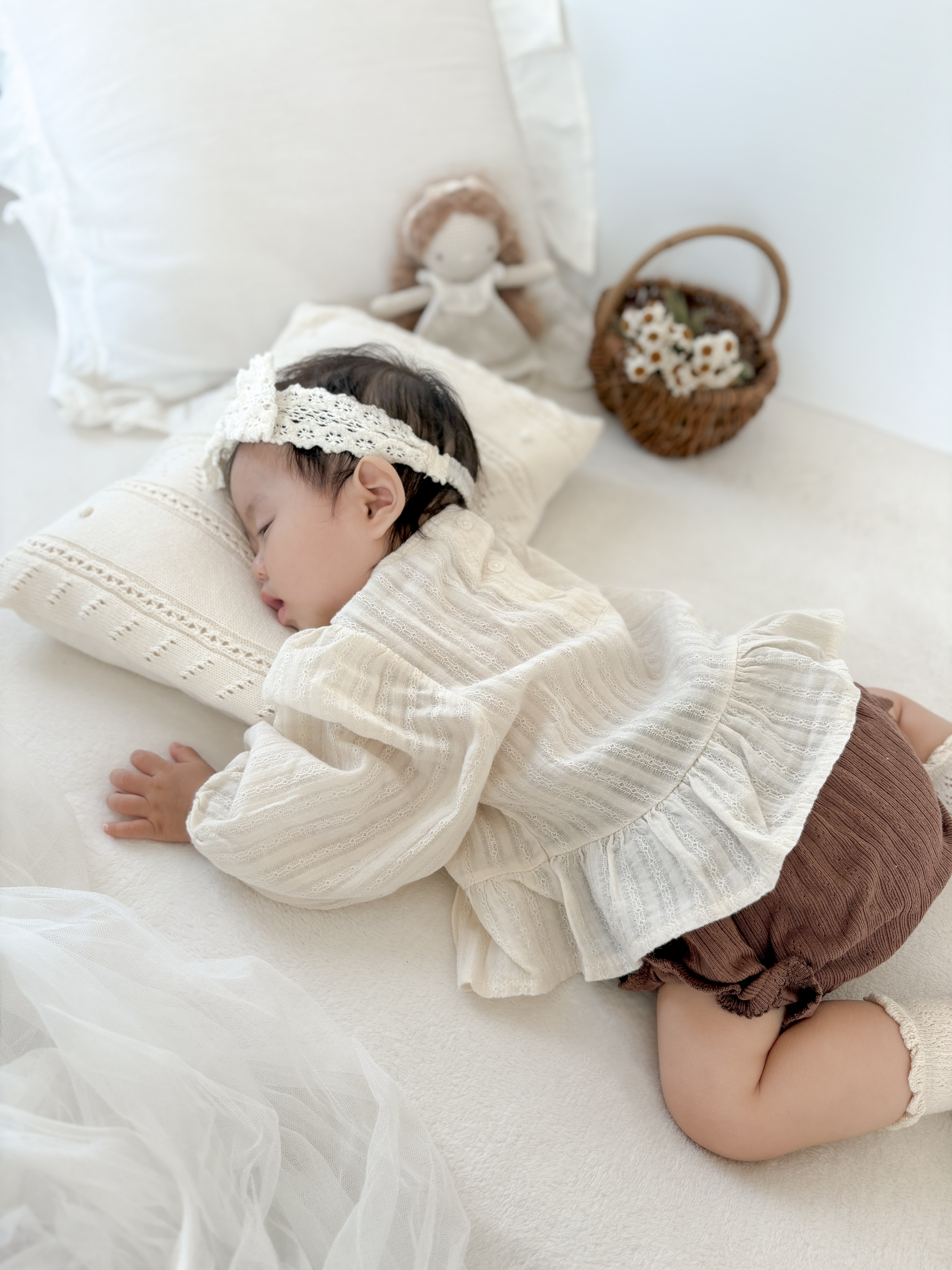 Lace frill peplum blouse