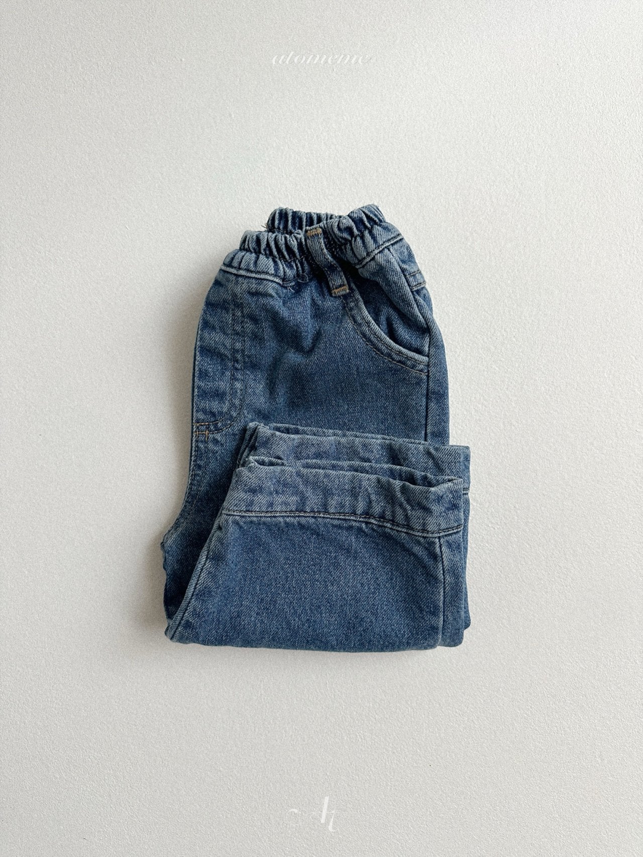 Half-slit denim pants
