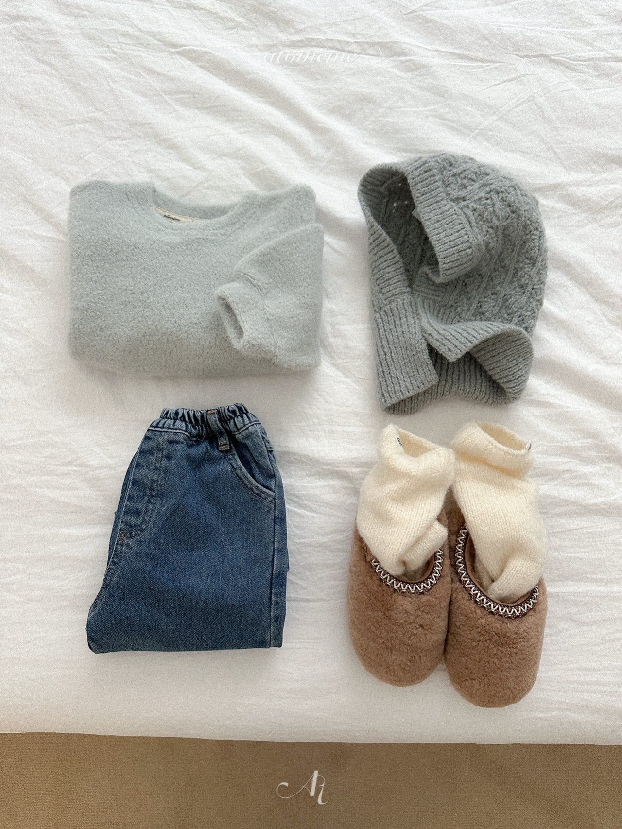 Half-slit denim pants