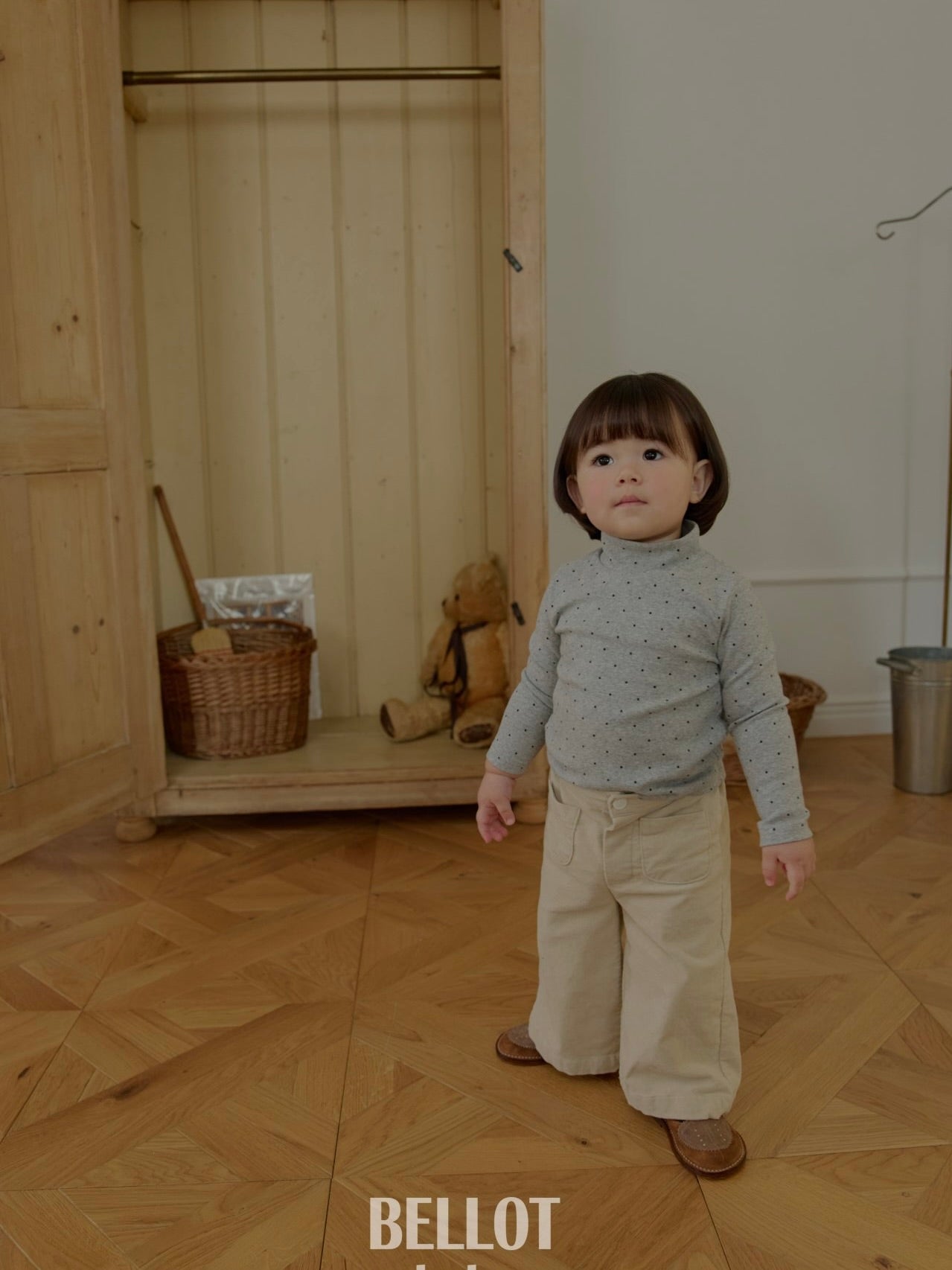 Bebe dot half neck T