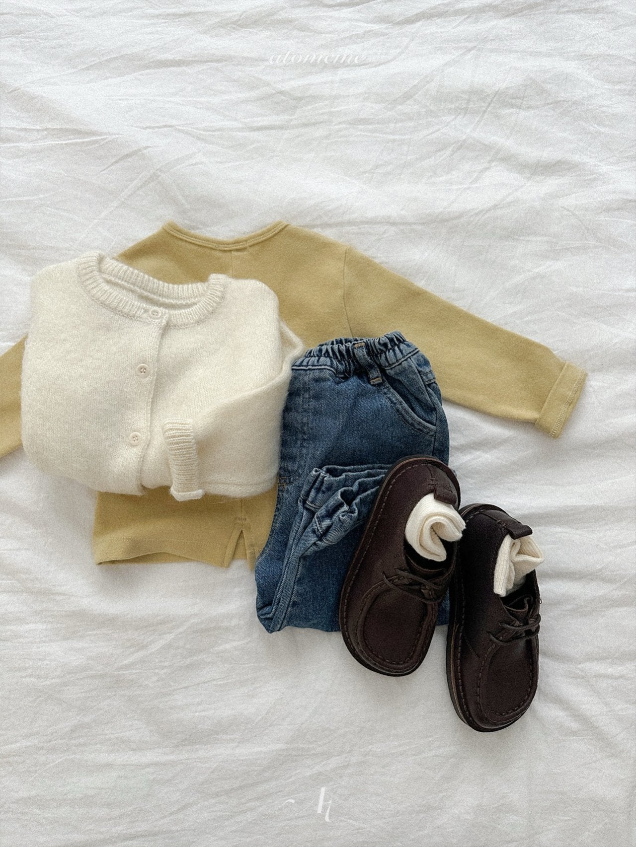 Half-slit denim pants