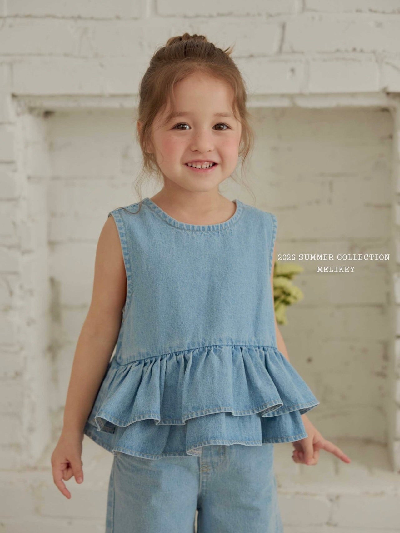 Ribbon tiered sleeveless blouse