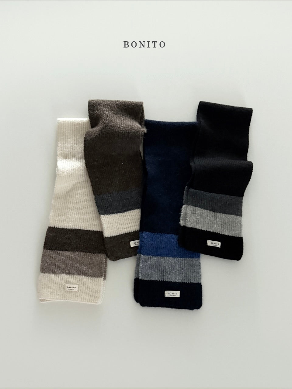 Contrast color knit muffler