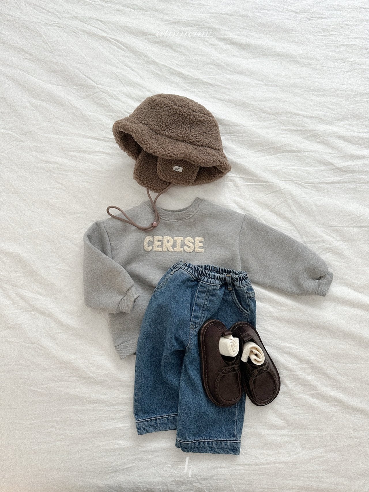 Half-slit denim pants