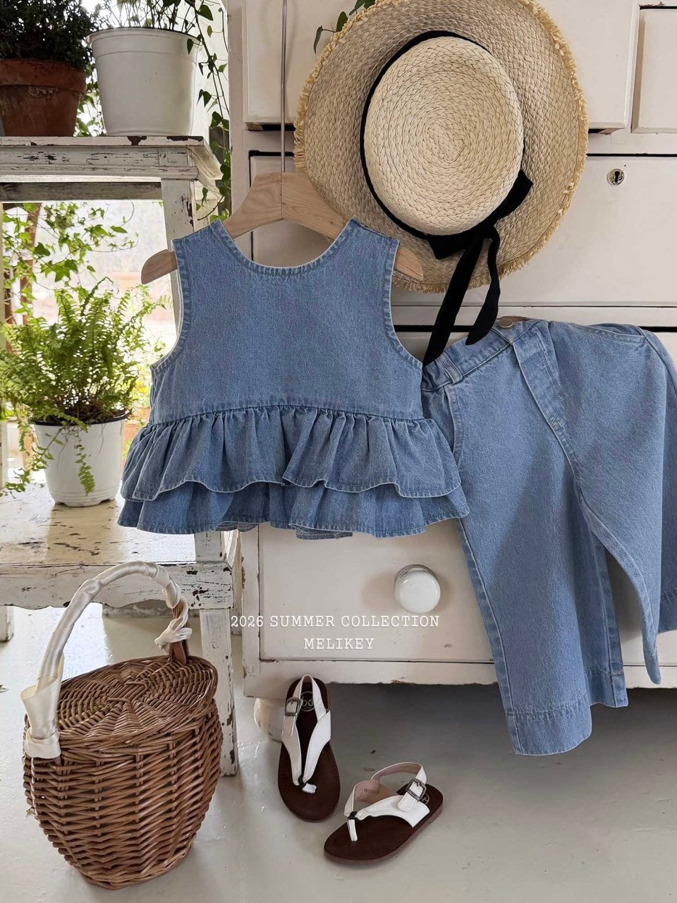 Ribbon tiered sleeveless blouse