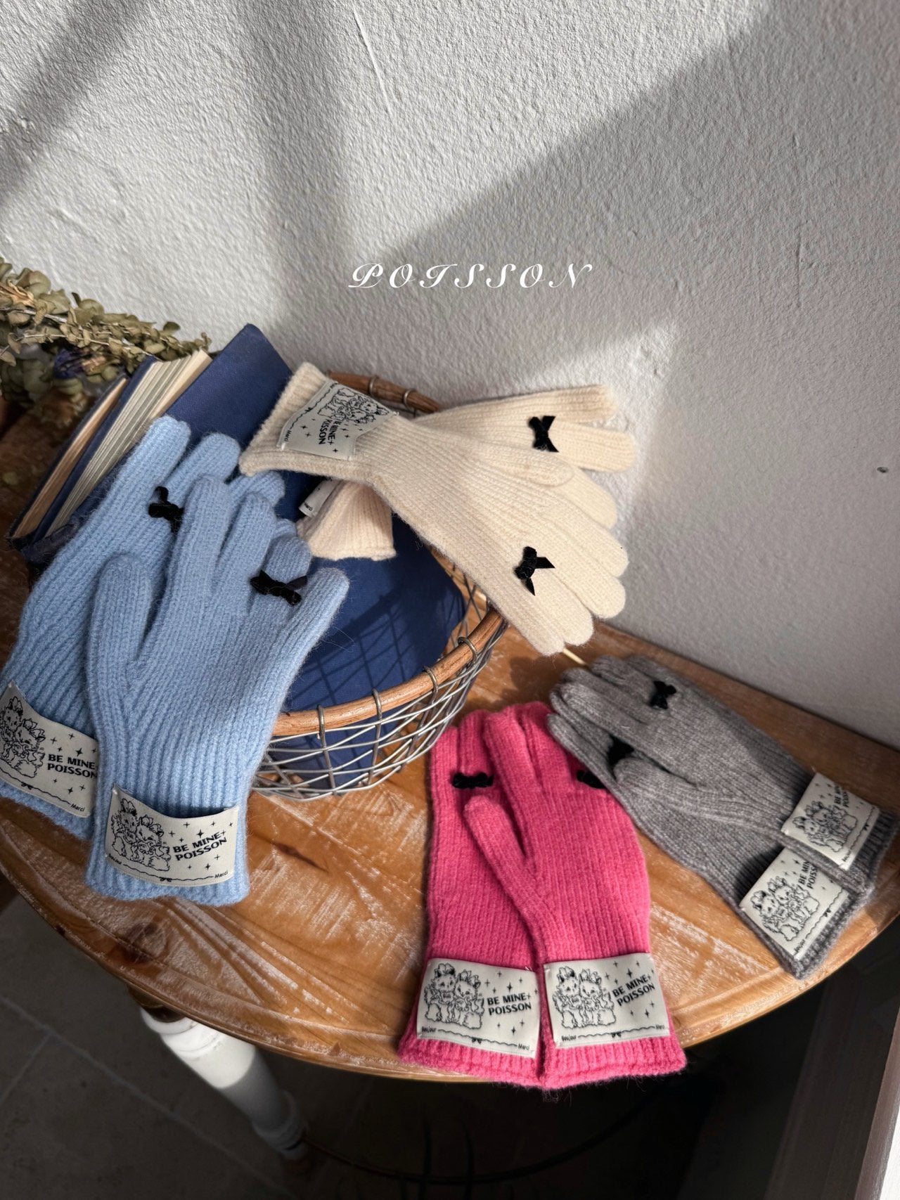 Ribbon winter gloves