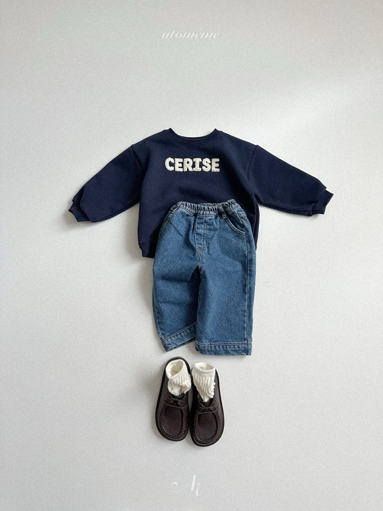 Half-slit denim pants