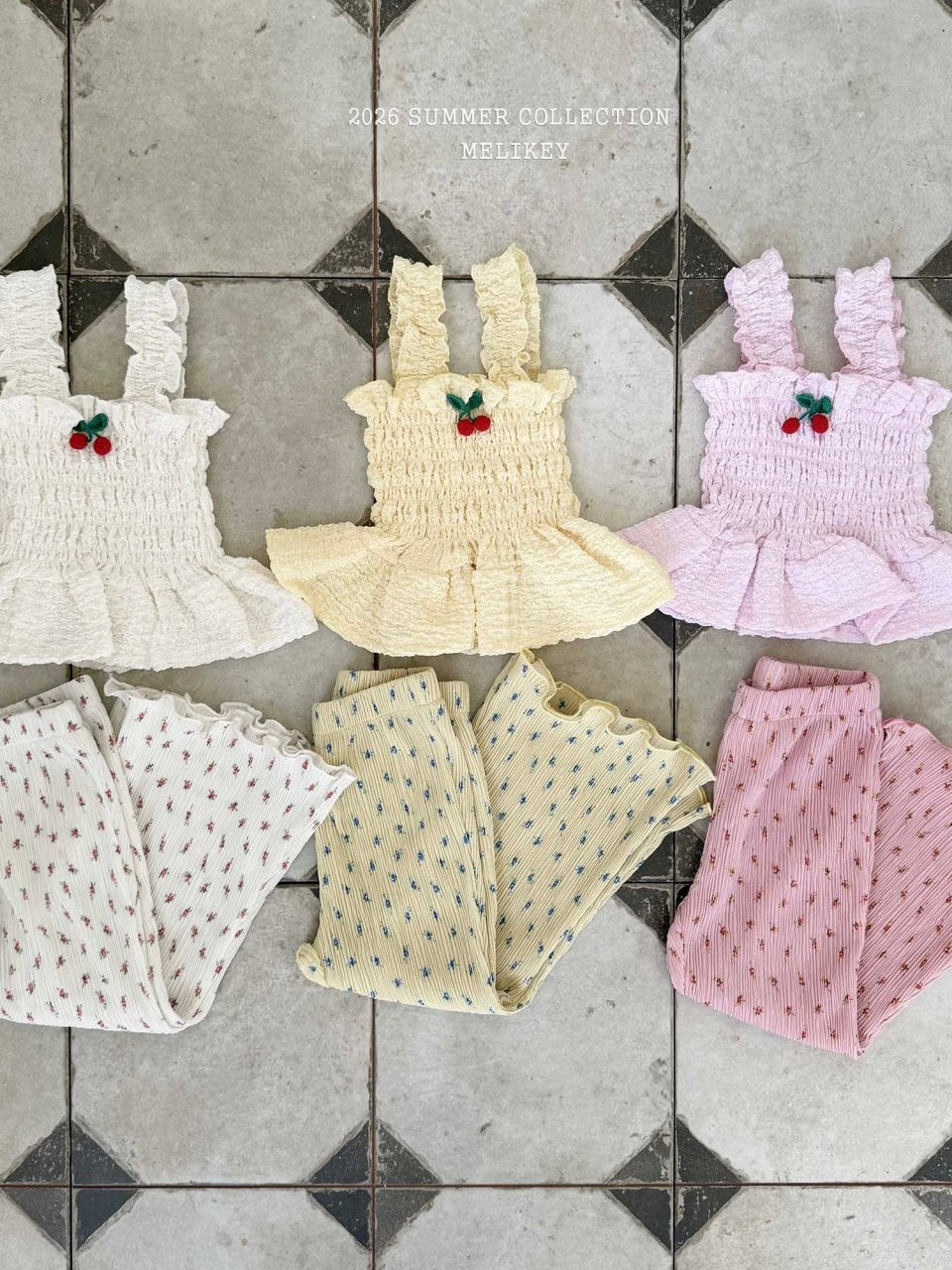 Floral pleated pants