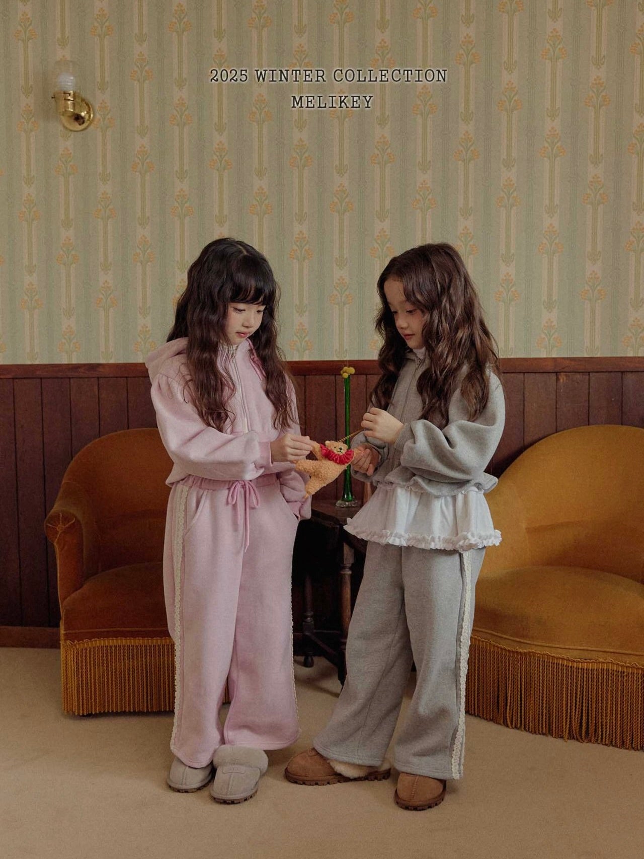 Short frill zip up hoodie