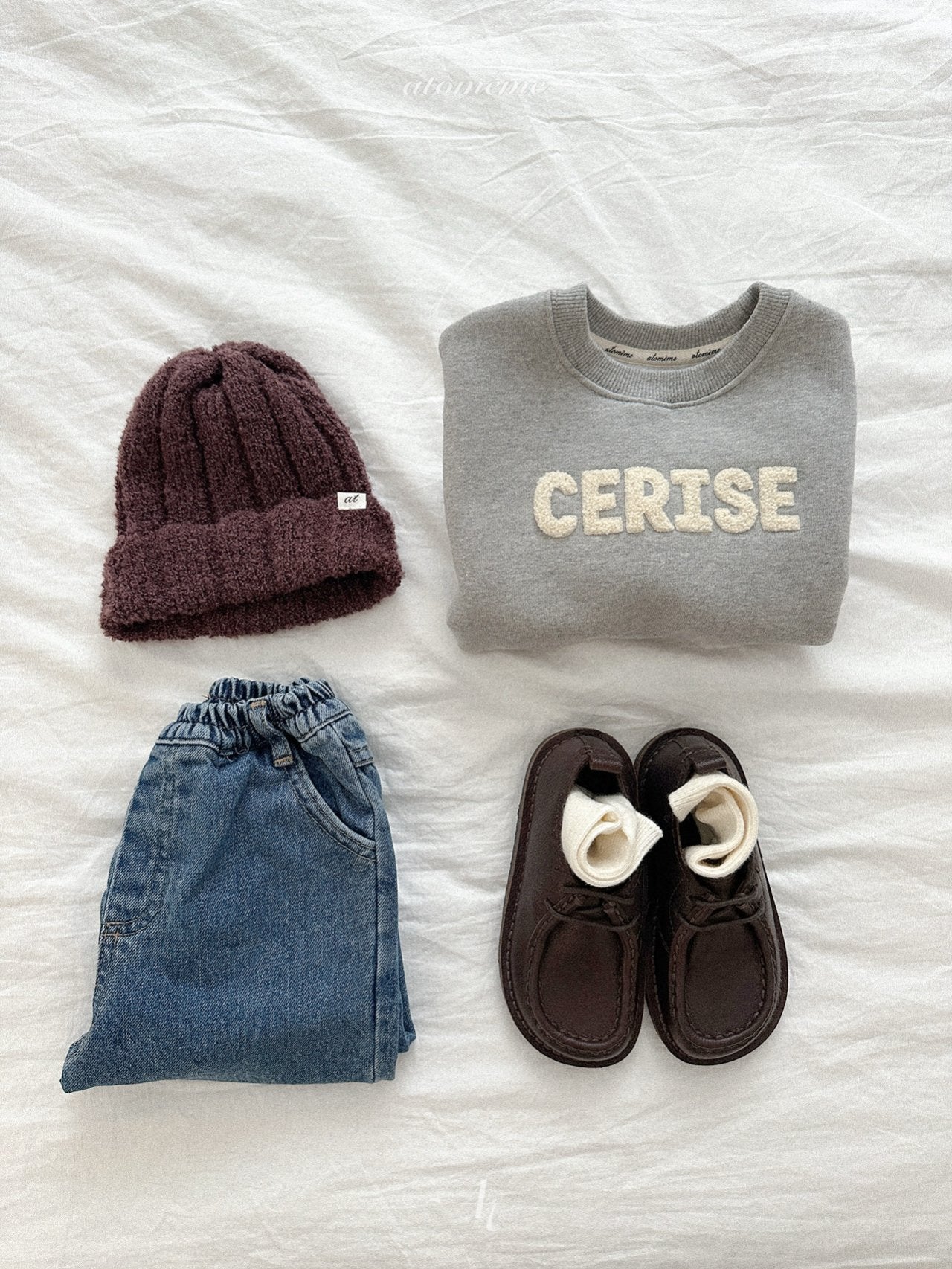 Half-slit denim pants