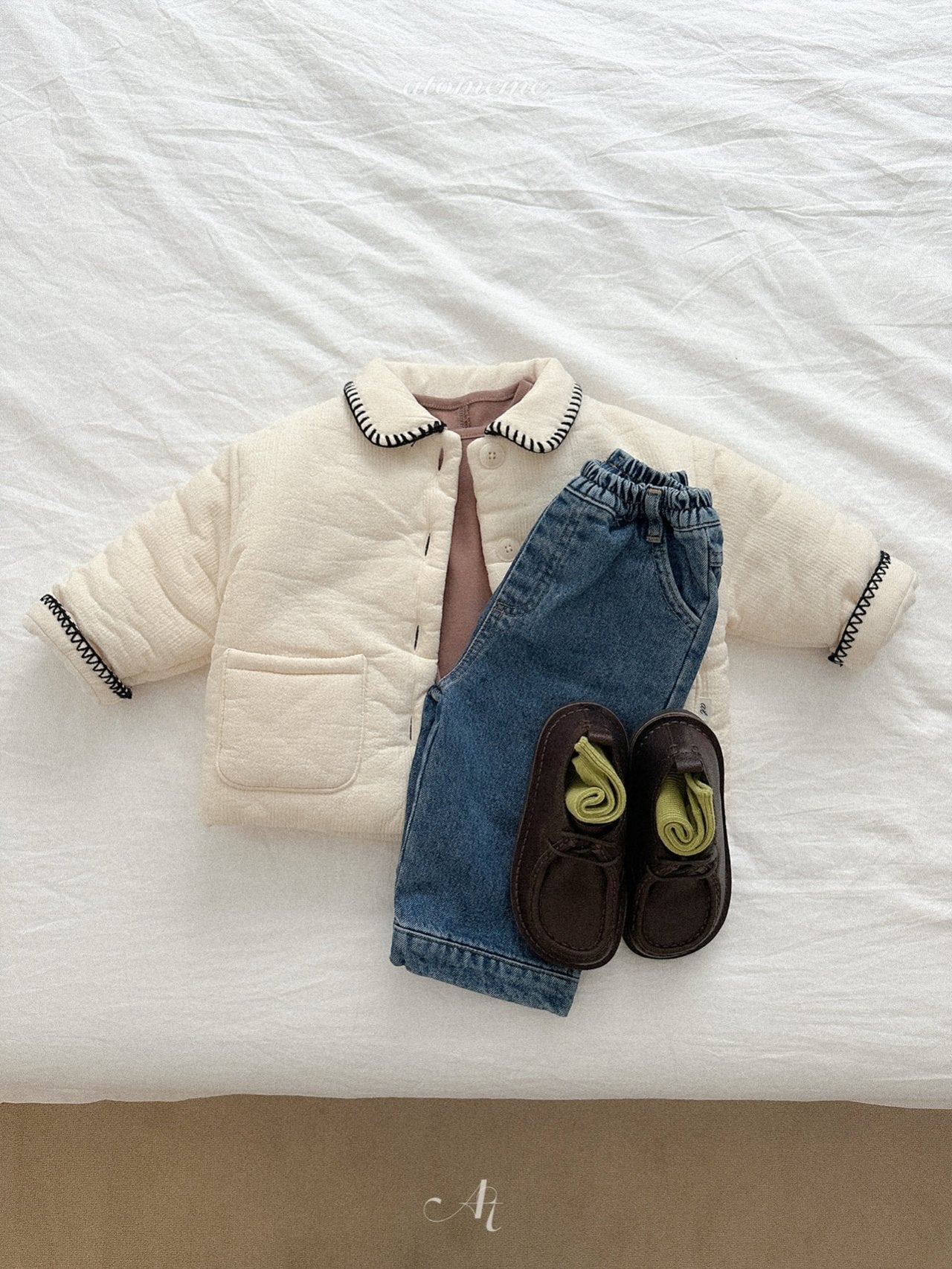 Half-slit denim pants