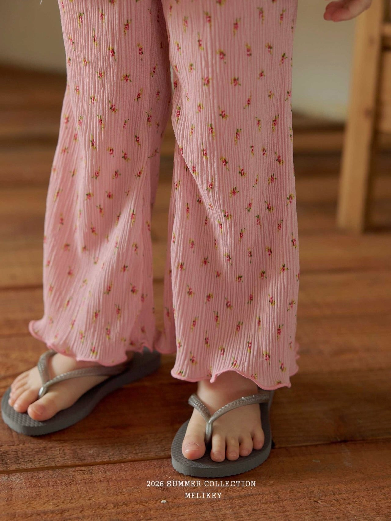 Floral pleated pants