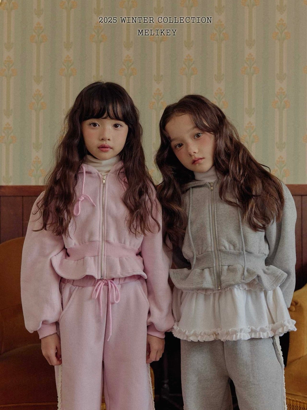 Short frill zip-up hoodie