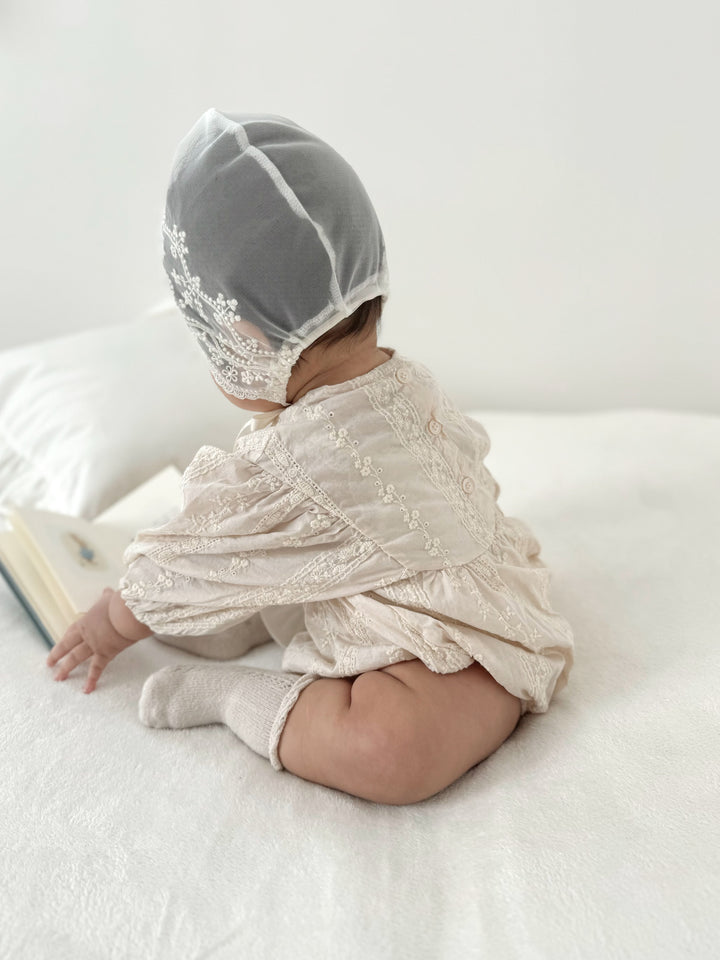 Lace bonnet