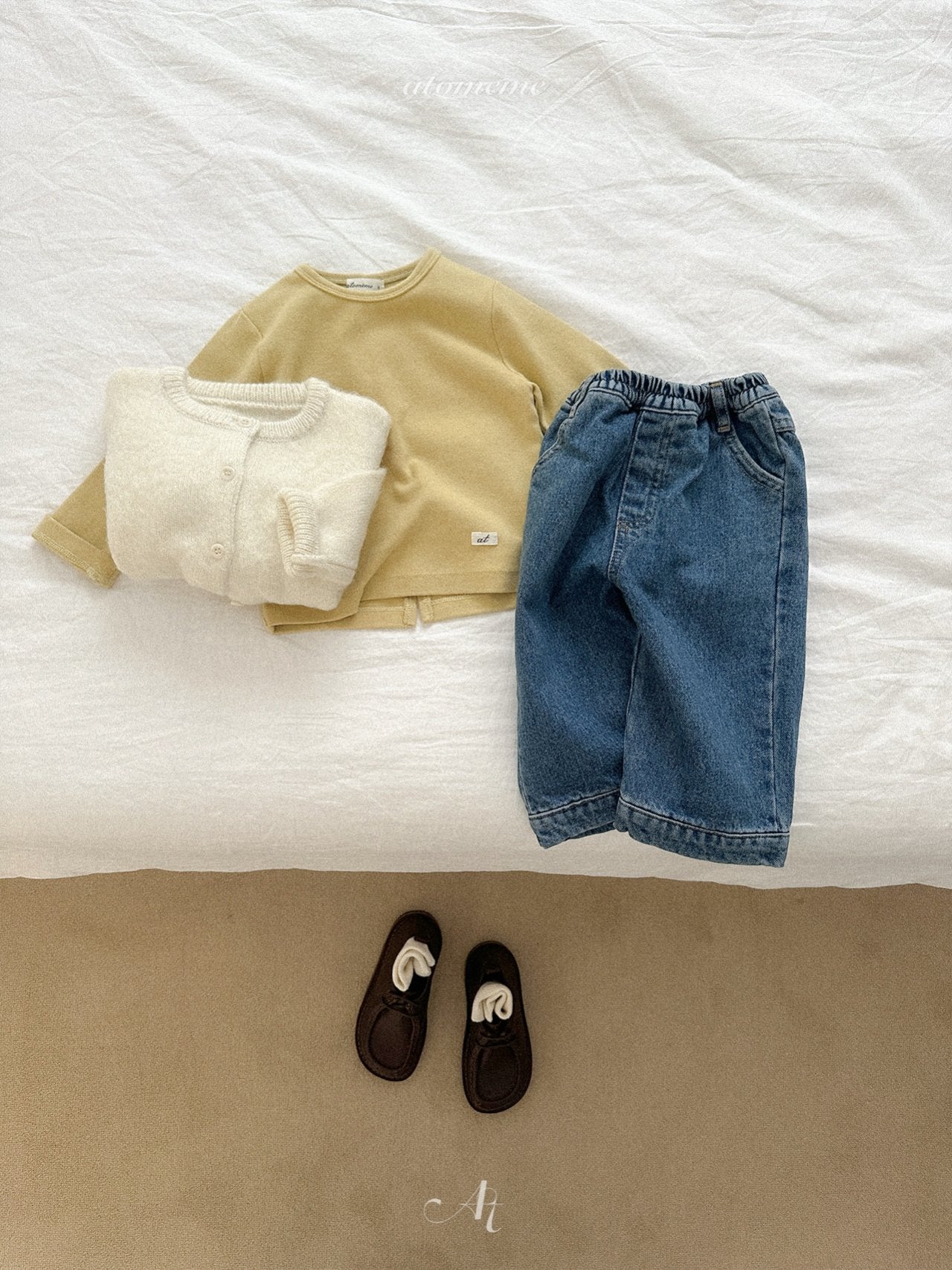 Half-slit denim pants