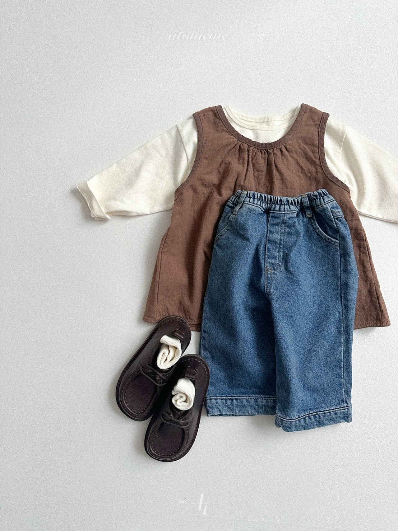 Half-slit denim pants