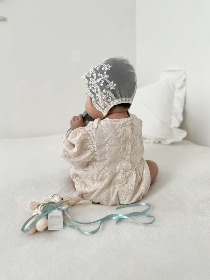 Lace bonnet