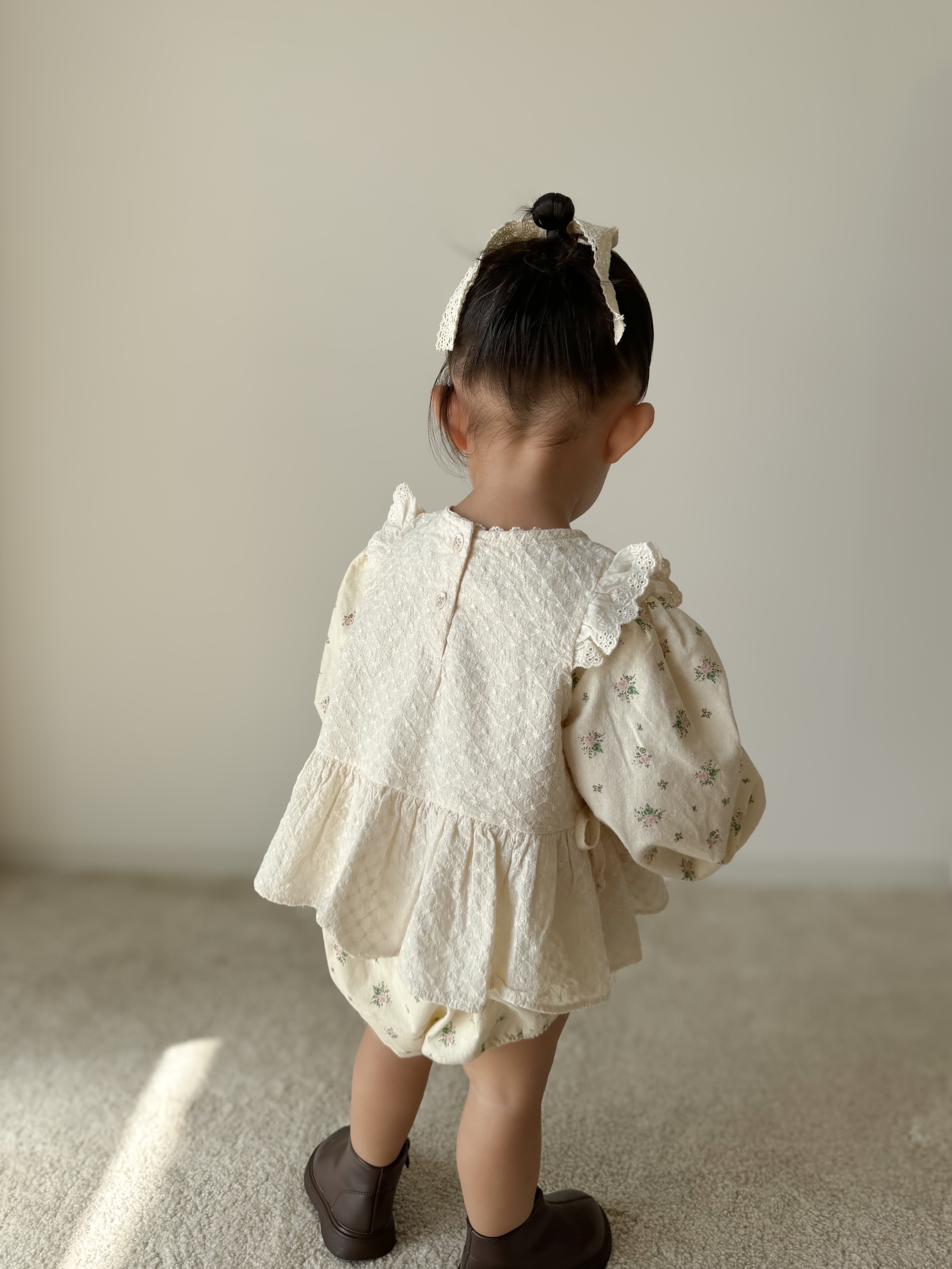 Lace frill cape