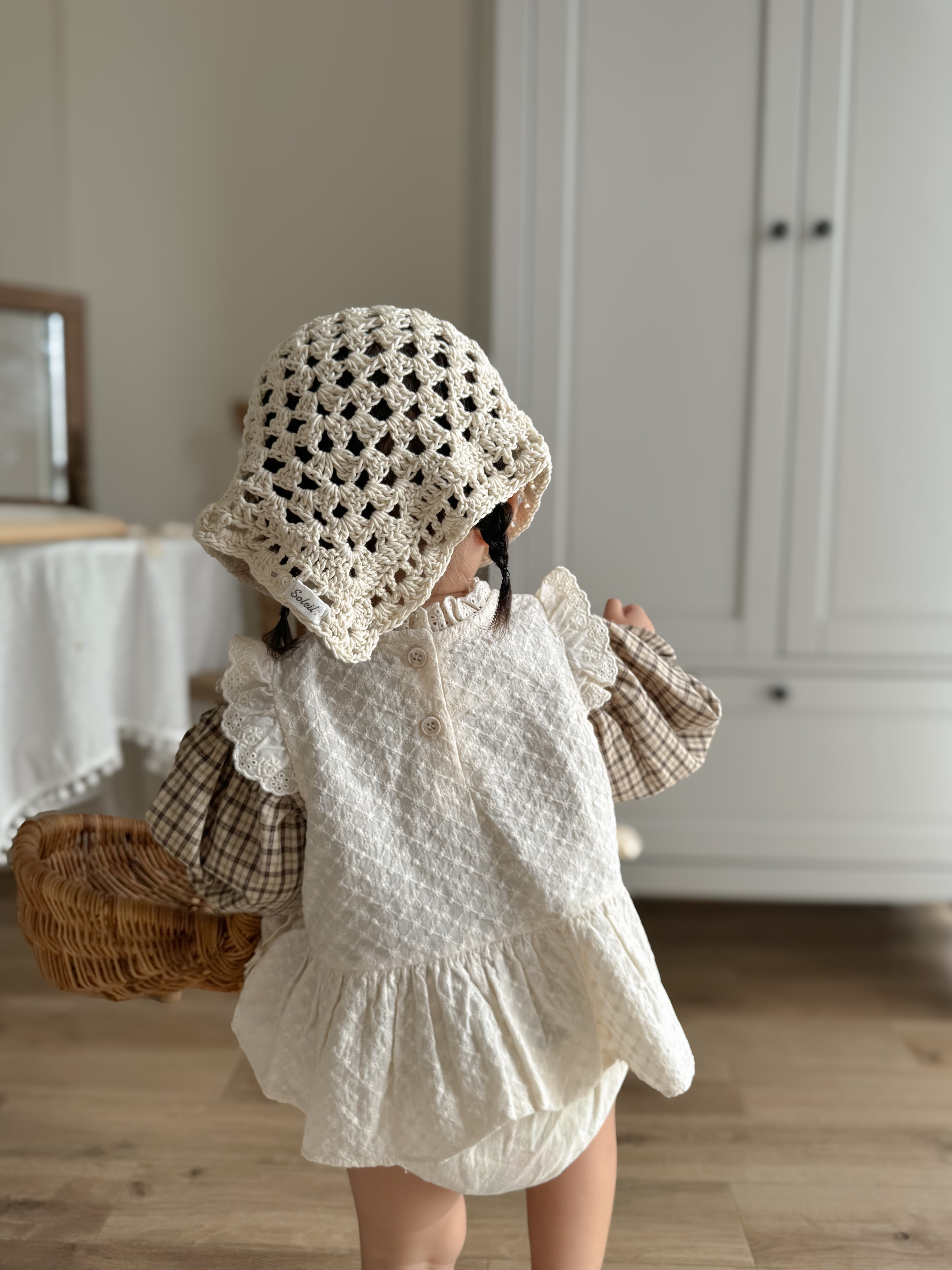 Lace frill cape