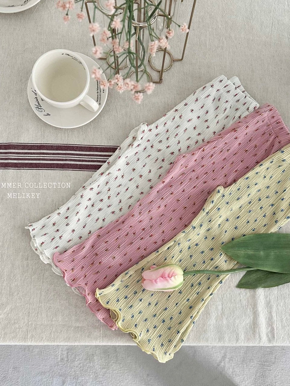 Floral pleated pants