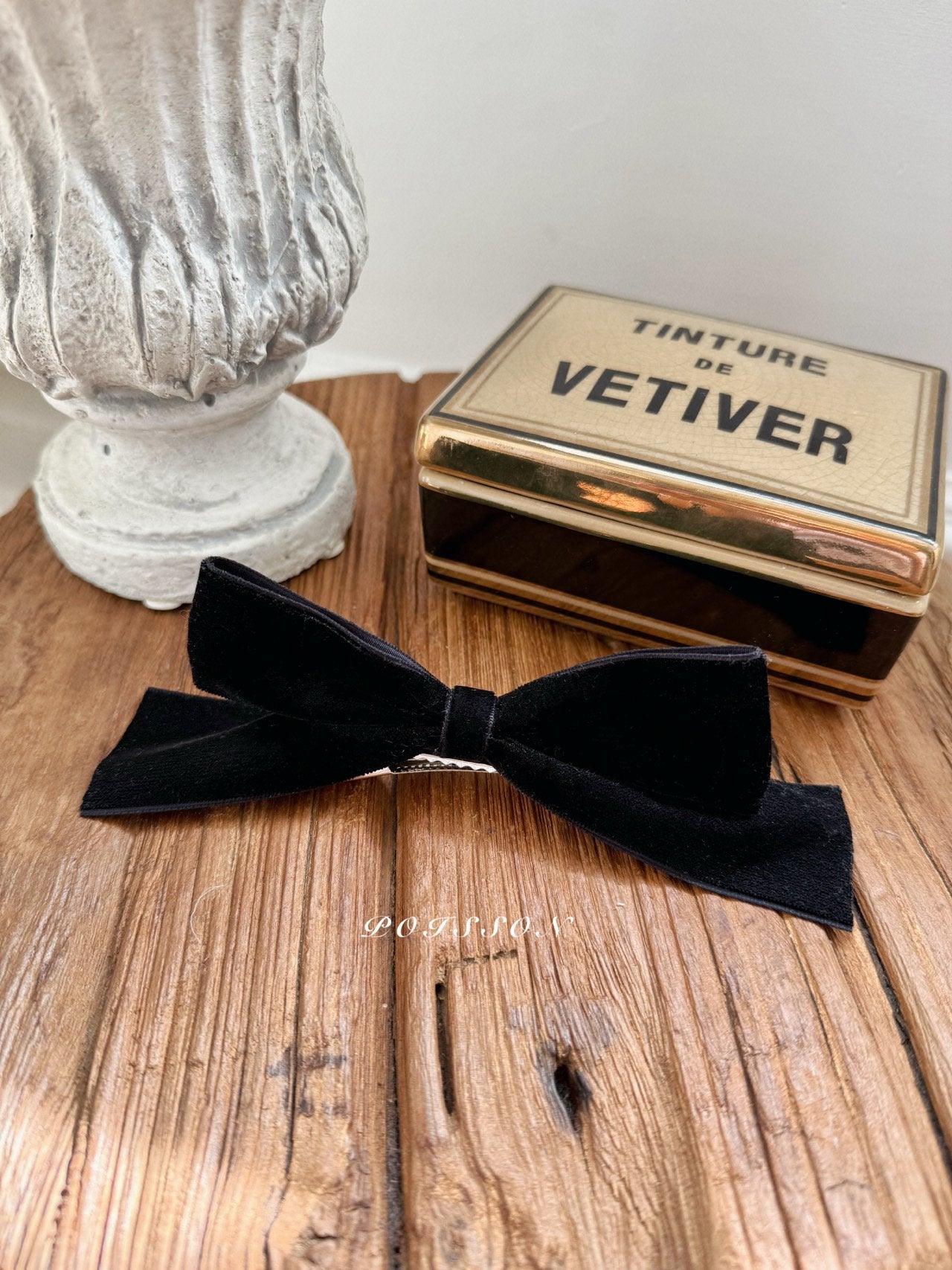 Velvet ribbon pin