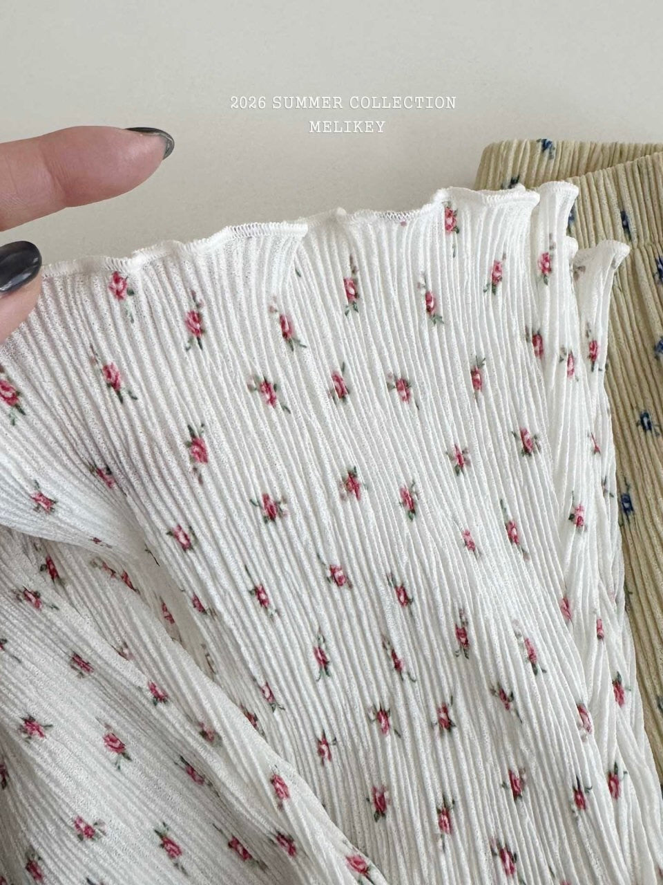 Floral pleated pants