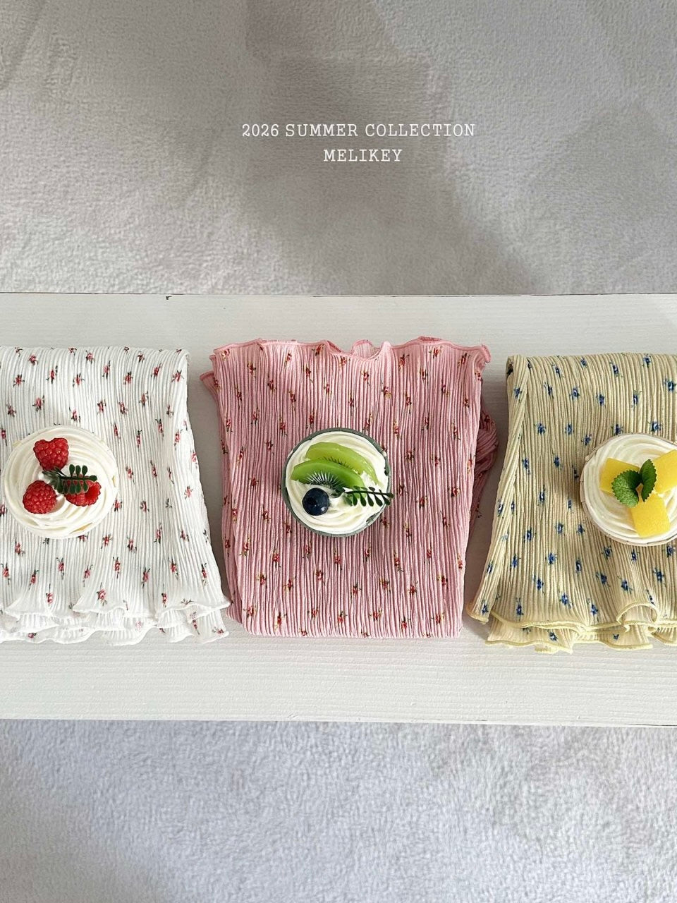 Floral pleated pants