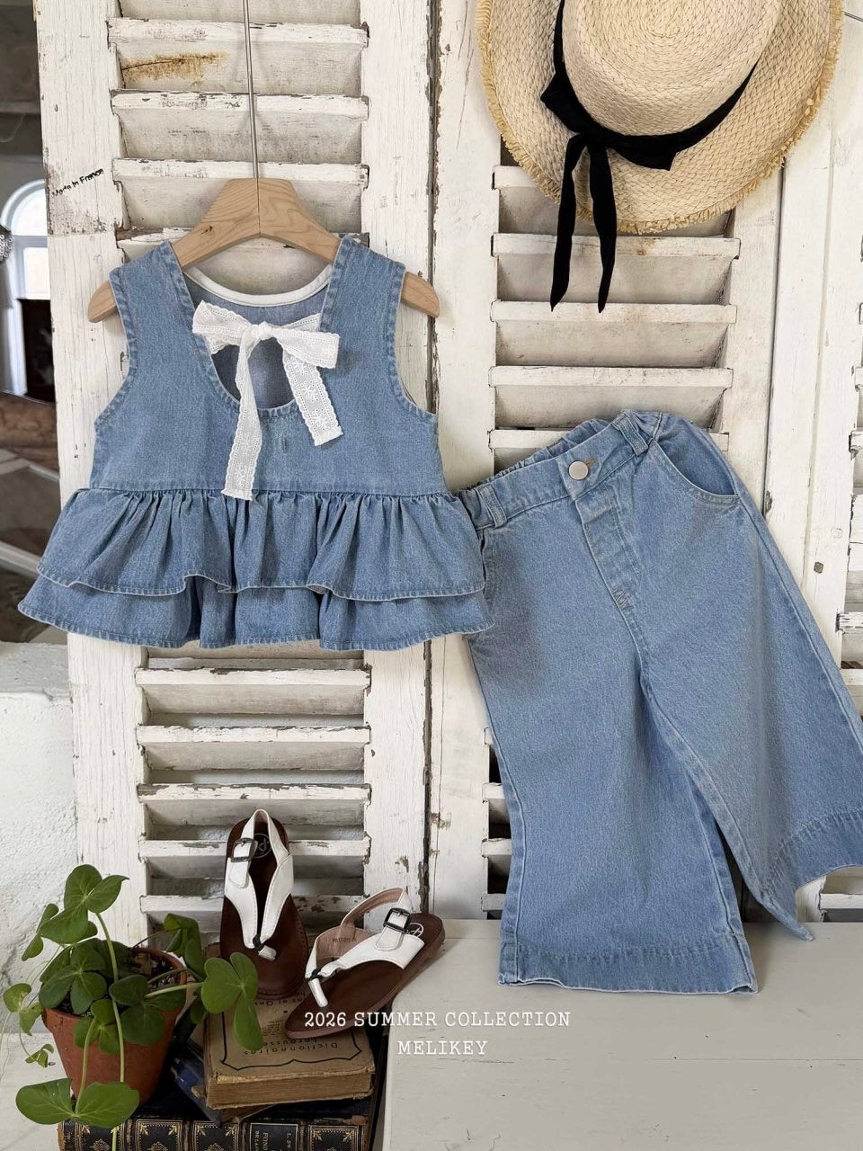 Ribbon tiered sleeveless blouse