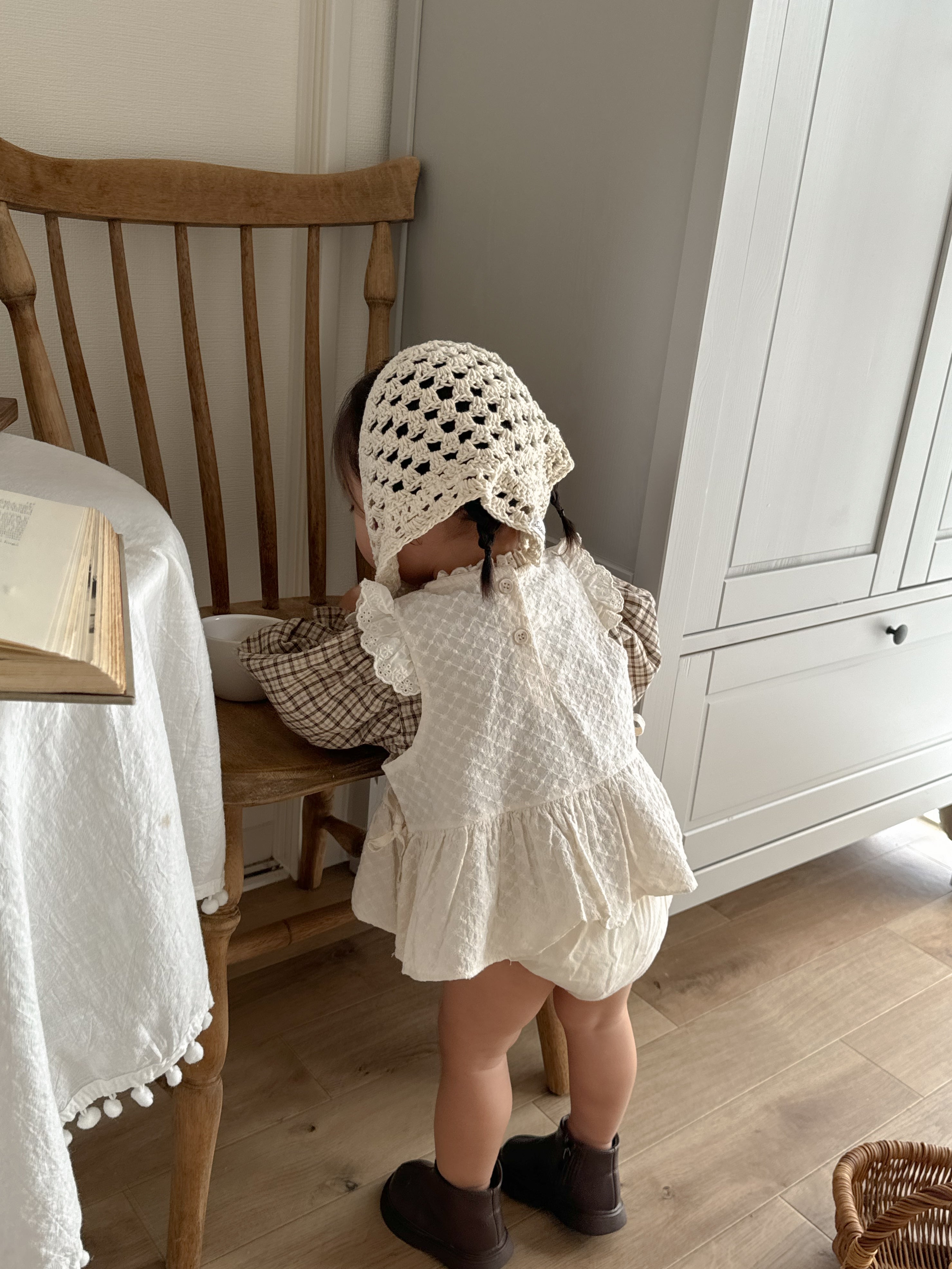 Lace frill cape