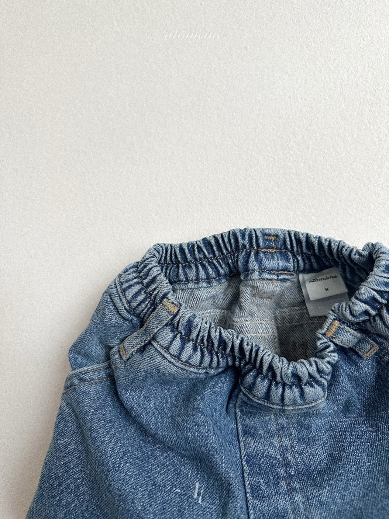 Half-slit denim pants